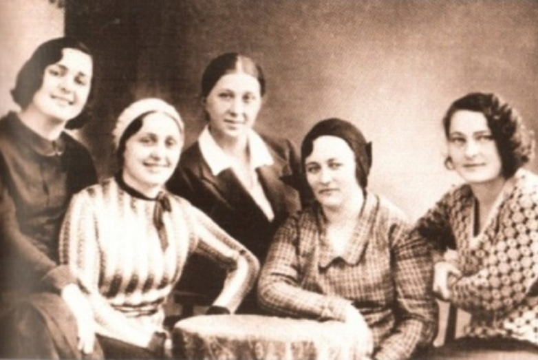 من اليسار لليمين: نازيا دجيخ-أوغلي أخت ساريا، ساريا لاكوبا، كسينيا لاكوبا، كسينيا لاداريا، فيرا لاكوبا، عام 1930.جمعهم سوف يتعرضون للتعذيب