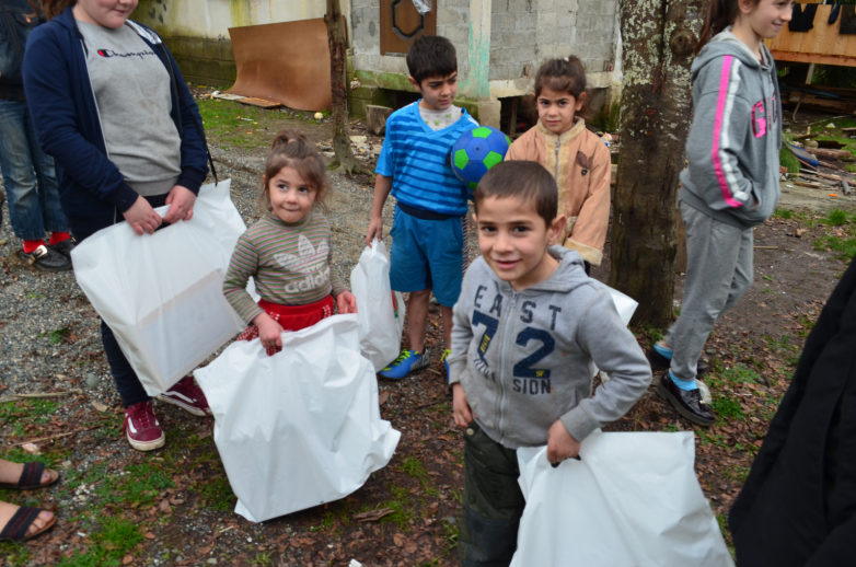 توزيع مجموعات من الأحذية الشتوية للمحتاجين في أبخازيا عشية العام الجديد