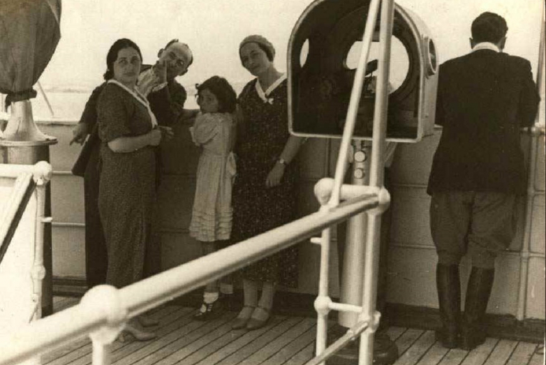 Sariya Lakoba, Lavrenti Beria, Svetlana Stalina and the captain of the steamer