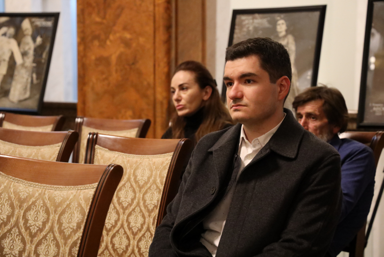 «Театр и зритель»: ВААК и Абхазский театр запустили дискуссии о спектаклях