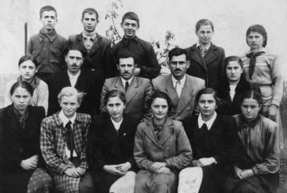 Выпускники 1953 года Кутольской восьмилетней школы. В верхнем левом углу третий – Мушни Ласурия