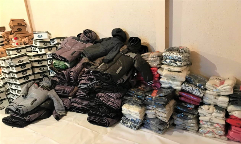 В рамках второго этапа акции в Абхазию прибыло 1120 комплектов зимних курток и свитеров, 1008 пар колготок и носков, а также 200 зимних одеял