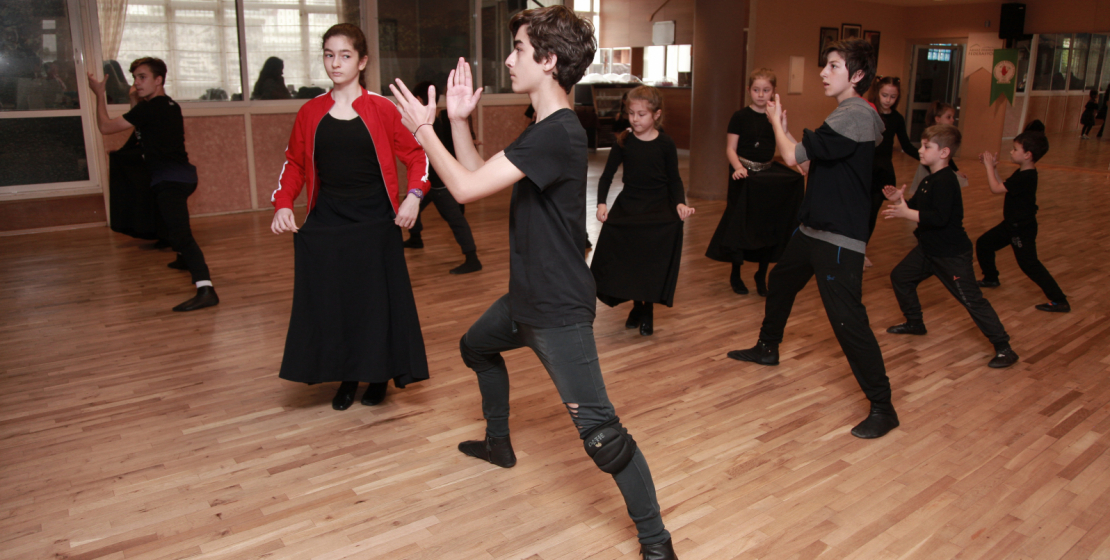 Kültür Merkezinde gerçekleştirilen dans çalışmalarına Abhaz Abaza diasporasından onlarca kişi katılmakta.