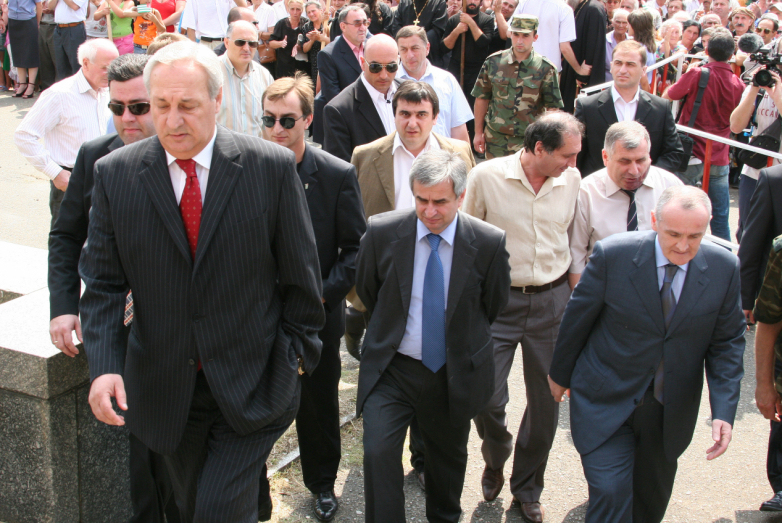 Президент Сергей Багапш поднимается на трибуну в день признания Абхазии Россией, площадь Свободы, 26 августа 2008 года