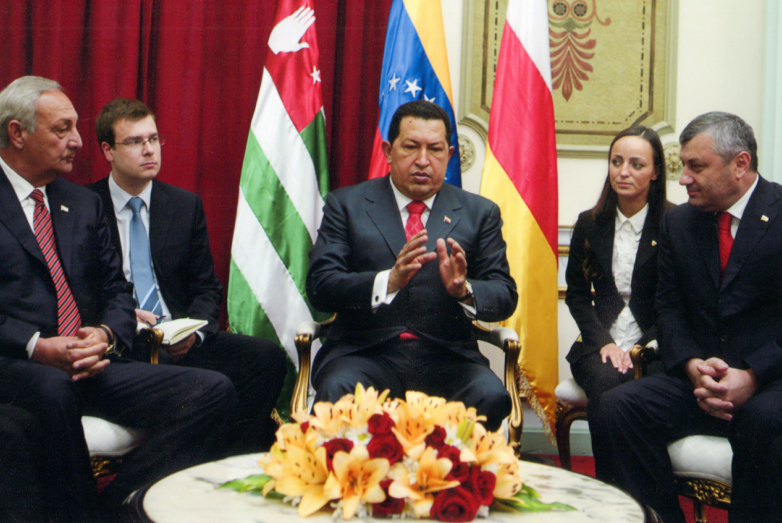 С президентом Венесуэлы Уго Чавесом и президентом Южной Осетиии Эдуардом Кокойты во время официально визита в Боливарианскую Республику Венесуэла
