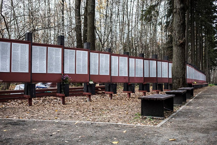 Стена памяти на полигоне «Коммунарка» в Москве