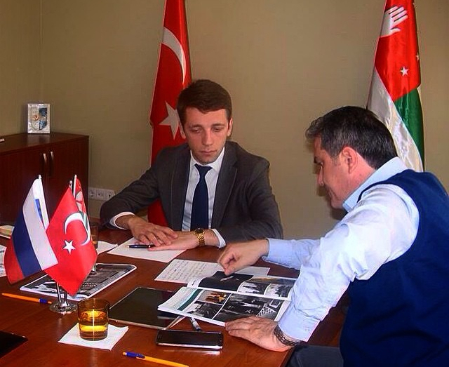 Советник полномочного представителя Абхазии в Турции Аляс Асабуа и заместитель председателя  Федерации абхазских культурных центров в Турции Атанур Акусба, 2015 год