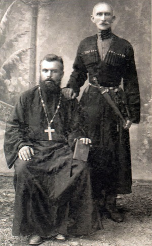 Aziz Georgiy Kilisesi'nin rahibi Andrey Sacaya ve şairin öz amcası Dadıyn Koğonia, Kutol