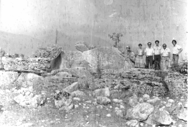 Othara dolmeninde. Vladislav Ardzınba, Alik Gabelia, Vadim Bjania, Laşa Koğonia ve Karina Demircyan ile birlikte 1981yılı