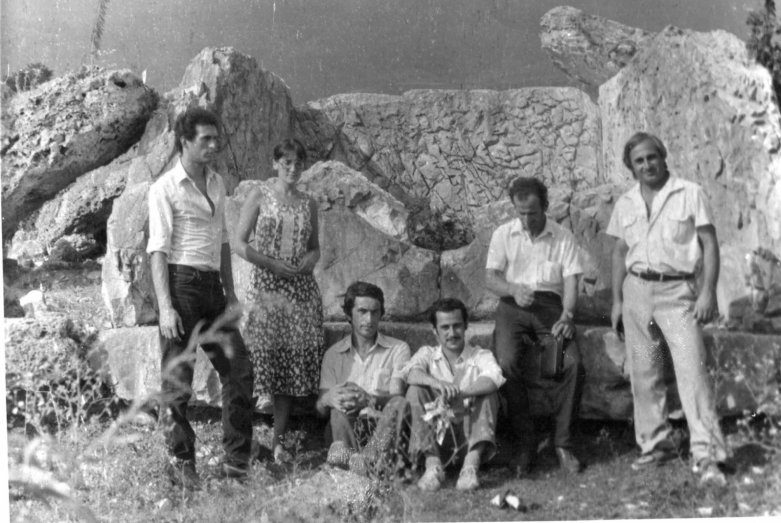 У Отхарского дольмена с Владиславом Ардзынба, Аликом Габелия, Вадимом Бжания, Лашей Когония и Кариной Демирчан,1981 год