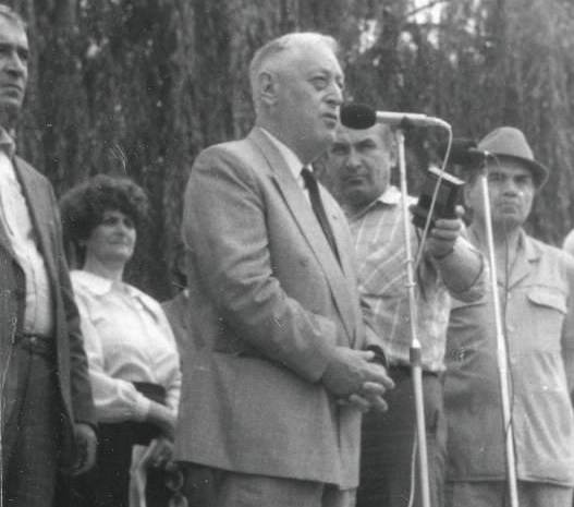 Юрий Калмыков на митинге в поддержку Абхазии на площади Абхазии в городе Нальчик, Кабардино-Балкария, 1992 год