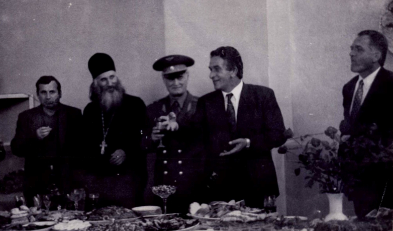 Soldan sağa: Stanislav Lakoba, Rahip Vissarion (Aplia), Vladislav Ardzınba, Sultan Sosnaliev, Said Tarkil