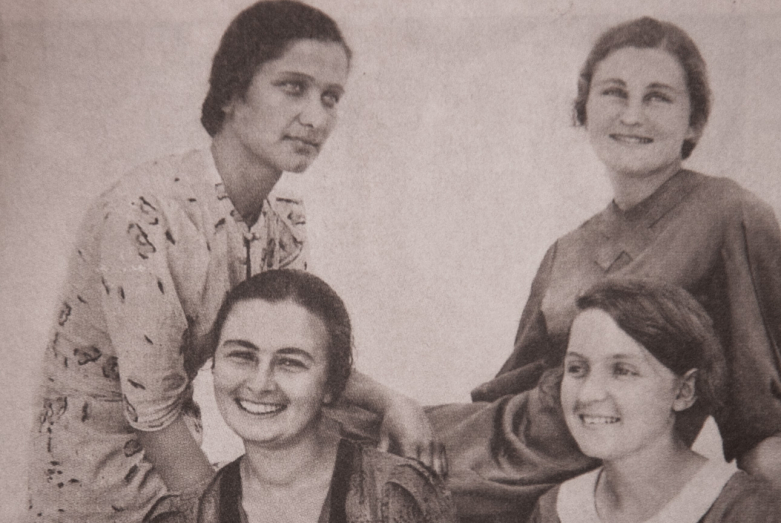 Адиле Аббас-оглы с подругами, 1937 год