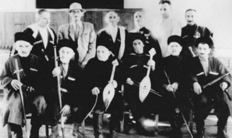 غيورغي دزيدزاريا (الواقف الثاني من اليسار) مع المشاركين في اجتماع الحكماء-رواة القصص، سوخوم، 26-30 أيلول عام 1954