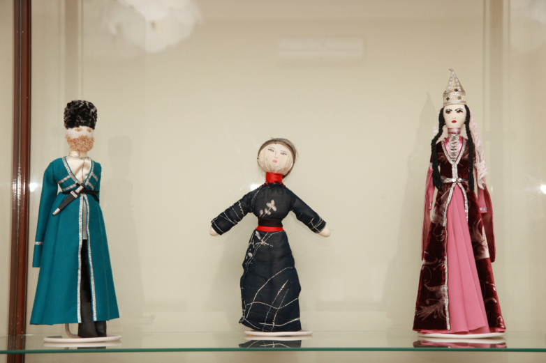 Народные абхазские игрушки стали настоящим раритетом. На фото: куклы, выполненные Мрамзой Марыхуба