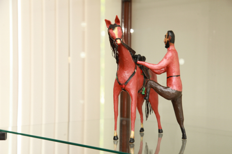 Композиция «Лошадь и всадник» выполнена из дерева. Автор – Валико Хагуш