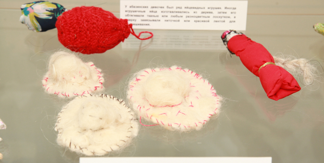 Абазинские игрушки. Раньше абазинские девочки изготавливали шапки из овечьей шерсти