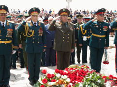 Торжественные мероприятия продолжились военным парадом, который прошел на набережной Диоскуров. В этом году в нем было задействовано около 400 военнослужащих, составивших 11 пеших колонн