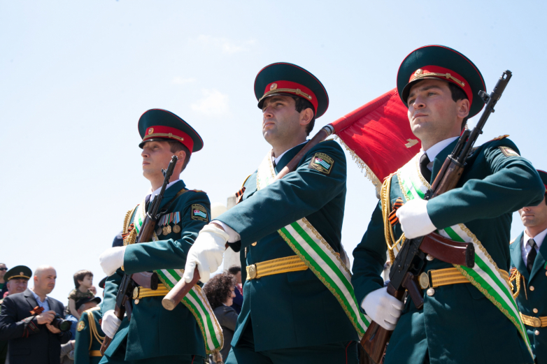 Торжественные мероприятия продолжились военным парадом, который прошел на набережной Диоскуров. В этом году в нем было задействовано около 400 военнослужащих, составивших 11 пеших колонн