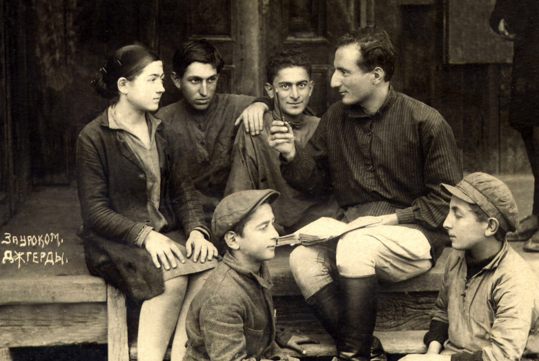 مدرسة في قرية جغيردا، حيث كان يدرس باغرات (في أقصى اليسار). في الوسط المعلم - فلاديسلاف معن، 1930