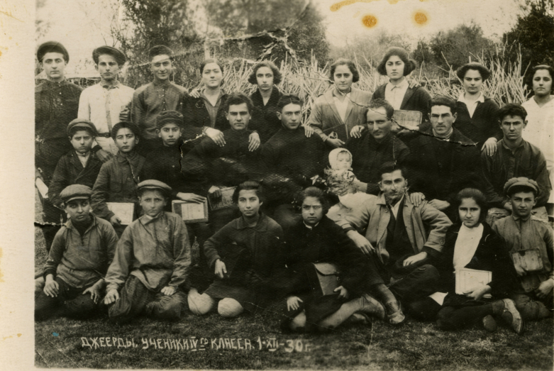 Баграт Шинкуба (крайний слева с нижнем ряду), ученик 4 класса средней школы в селе Джгерда, 1 декабря 1930 года
