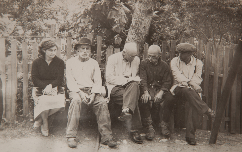 На фото слева направо: Лили Шамба-Акаба, Дбар Эснат Кягович (сказитель), Константин Шакрыл, неизвестный, Шалва Инал-ипа. Село Бзып