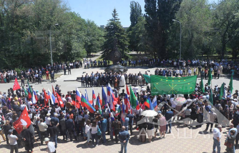 Общественность КЧР почтила память жертв Кавказской войны митингом у памятника жертвам Кавказской войны в Черкесске