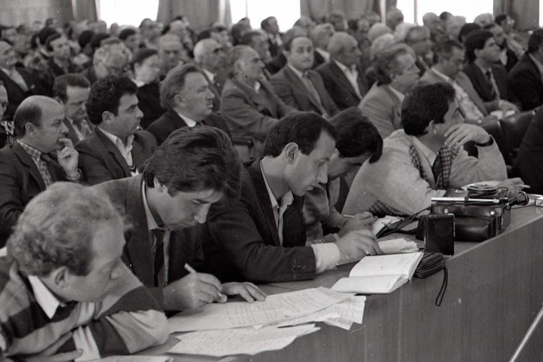 На пресс-конференции в зале заседаний Высшего совета Абхазии, 1992 год. На фото в первом ряду слева направо: Энвер Арджения, Даур Инапшба, Руслан Хашиг, Сергей Чхенджерия, Отар Лакрба