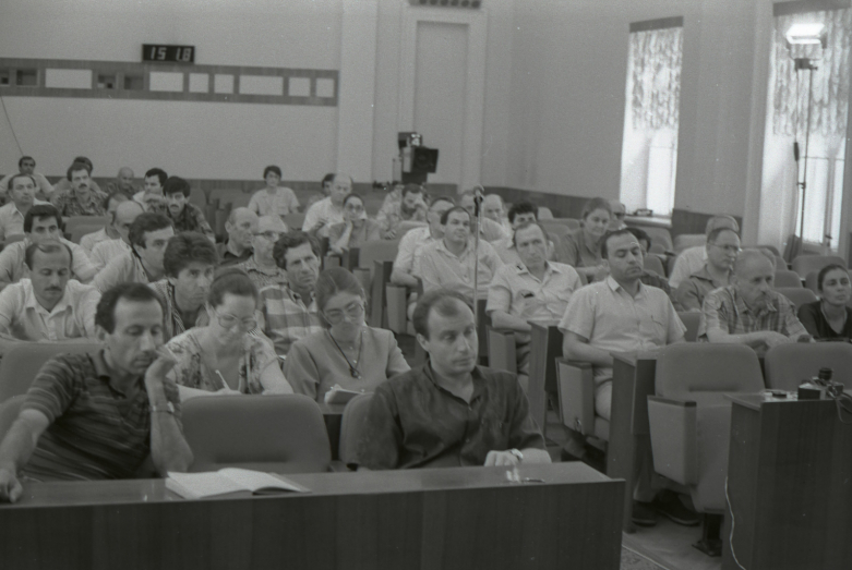 На пресс-конференции в зале заседаний Верховного совета Абхазии, 1992 год. На фото: на переднем плане: Руслан Хашиг и Георгий Гулиа, слева во втором ряду Наталья Шульгина и Изида Чания