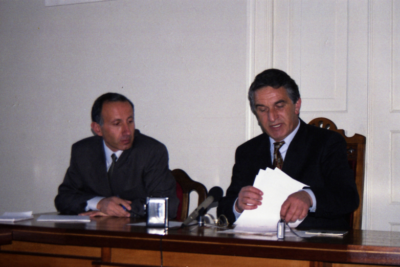 Аԥсны ахада Владислав Арӡынба ипресс-конференциа аҟны, 1999 шықәса