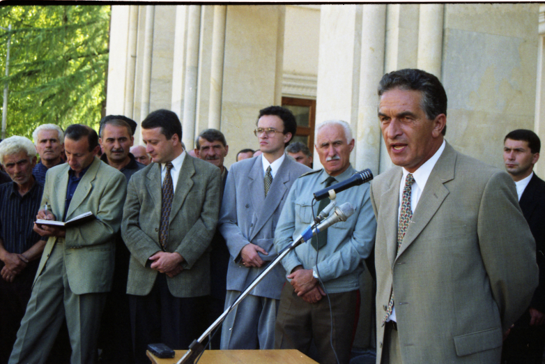 На фото: Руслан Хашиг, Нури Гезердаа (вице-премьер), Астамур Тания, Гиви Агрба, Ткуарчал 1999 год