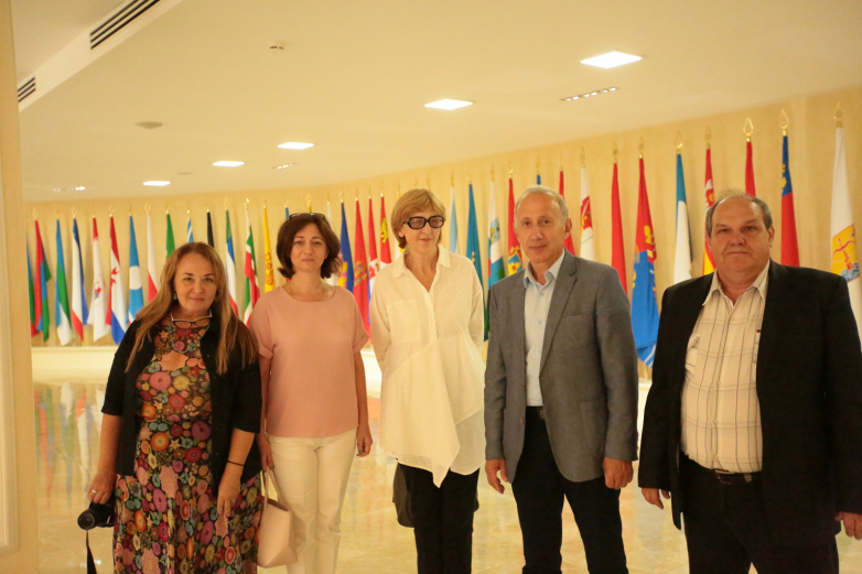 Bir grup Abhaz gazeteci Rusya Federasyonu Konseyi'nde: Yulia Solovieva, Rada Argun, Manana Gurgulia, Ruslan Haşıg, Vitaliy Şaria, Moskova, 2018 yılı