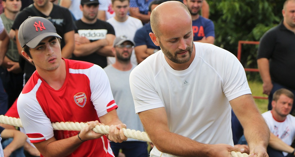 Halat çekme yarışı ise tüm katılımcılar arasında coşkulu tepkiler yarattı. Fotoğraftakiler: Abhazya takımının katılımcıları.