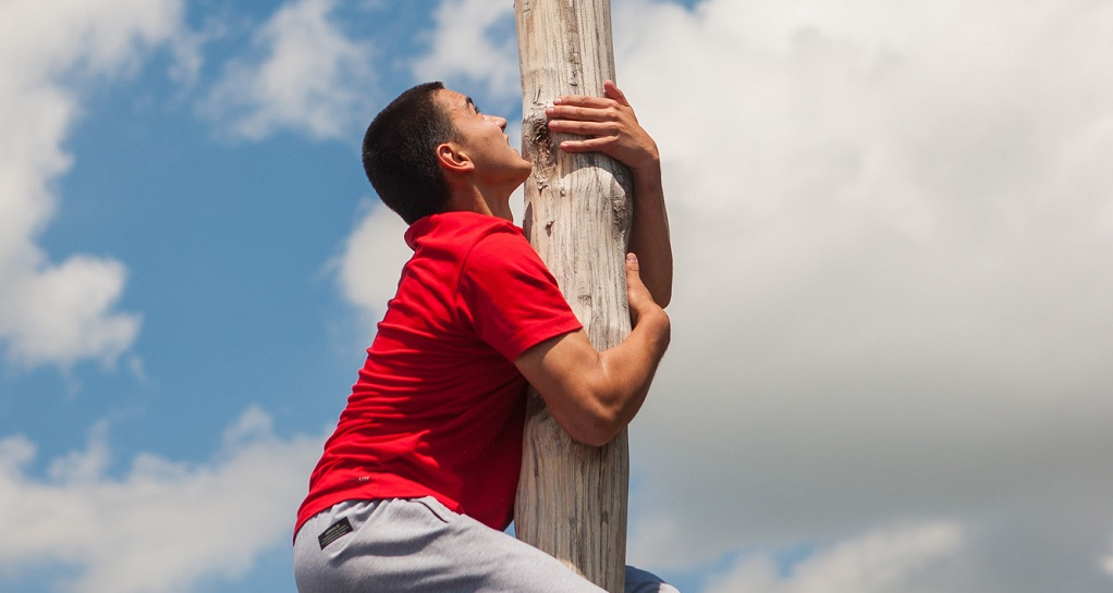 رياضة التسلق على العمود الخشبي: ما يميز دورة الالعاب الابازينية عن غيرها، هو كثرة المشاركين في هذه الرياضة