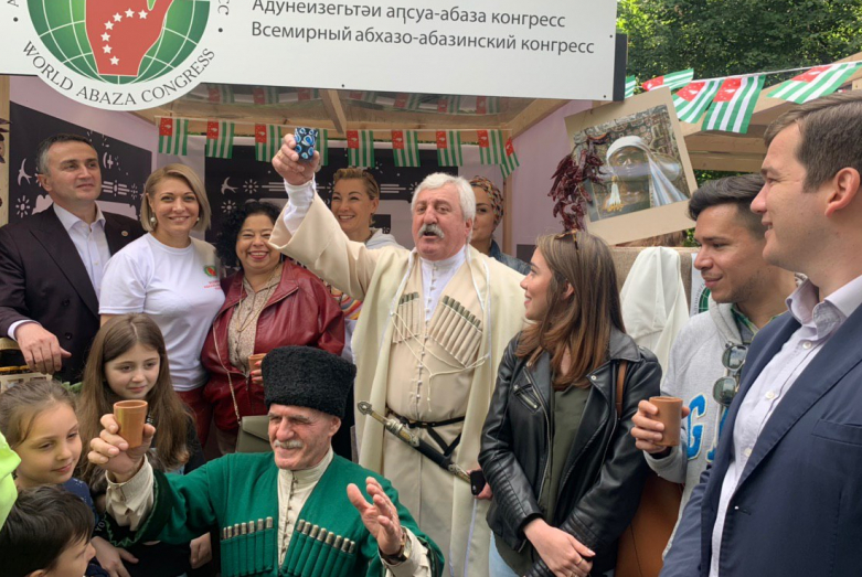 Moskova «Krasnaya Presnya» parkı, «Apsnı» festivalinde yer alan Dünya Abaza Kongresi standı misafirleri
