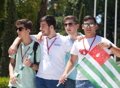 Türkiye ve Ürdün'deki Abhaz asıllı ailelerden 70 çocuk tatil için Abhazya'ya geldiler