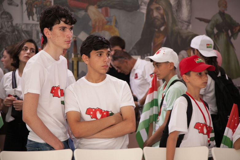 Türkiye ve Ürdün'deki Abhaz asıllı ailelerden 70 çocuk tatil için Abhazya'ya geldiler
