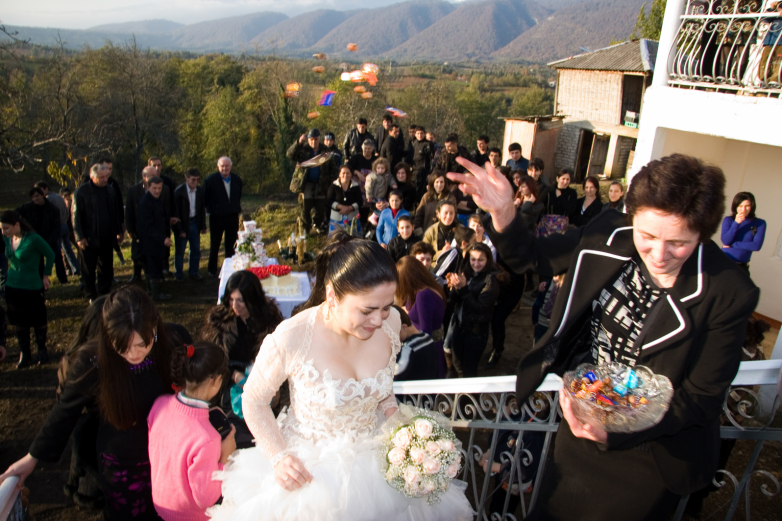 زفاف العروس إلى بيت العريس. عائلة خاغبا، بداية الالفية الثانية 