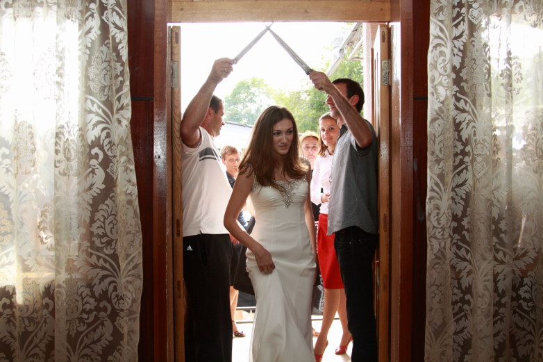 زفاف العروس إلى بيت العريس. عائلة زفانبا، بداية الالفية الثانية 