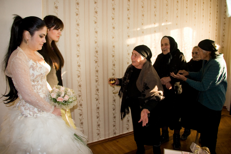 العروس في منزل زوجها، عائلة خاغبا 