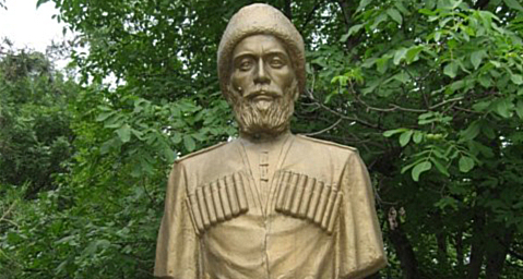 Памятник Умару Мекерову во дворе средней школы имени Умара Мекерова в ауле Эльбурган Карачаево-Черкесии