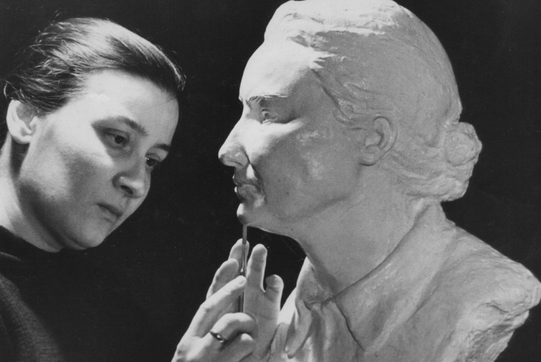 مارينا إشبا خلال نحت تمثال نصفي لميري أفيدزبا، أواخر الخمسينات من القرن الماضي  (اكتمل العمل به عام 1959)