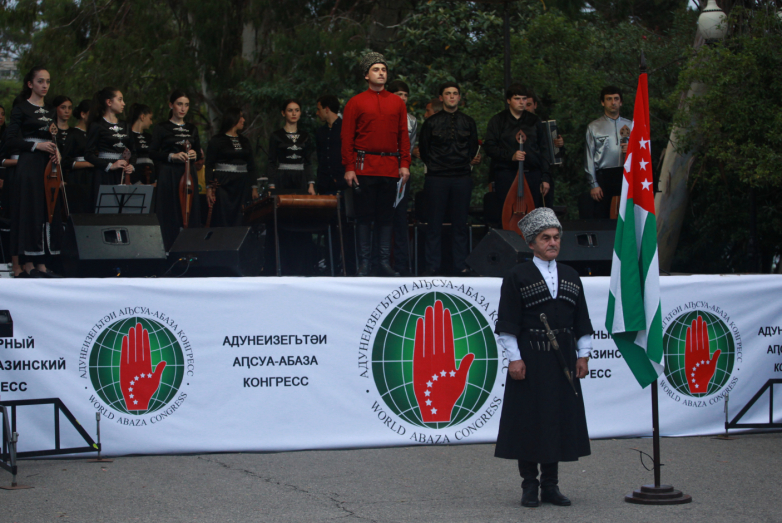 День государственного Флага Абхазии во вторник 23 июля отметили массовыми народными гуляниями в центре Сухума