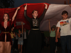 День государственного Флага Абхазии во вторник 23 июля отметили массовыми народными гуляниями в центре Сухума