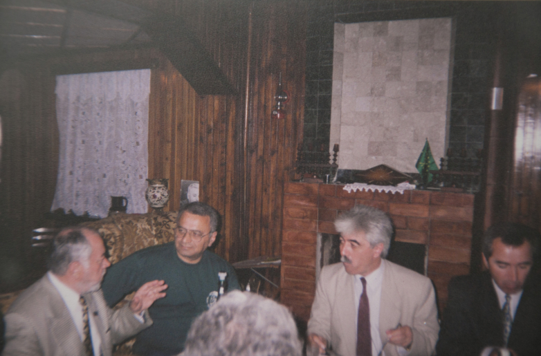 في الصورة: الثاني من اليسار رئيس الرابطة الدولية الشركسية بوريس أكباشيف، يليه غينادي ألاميا والعائد من تركيا نيخات بيدانوكو 