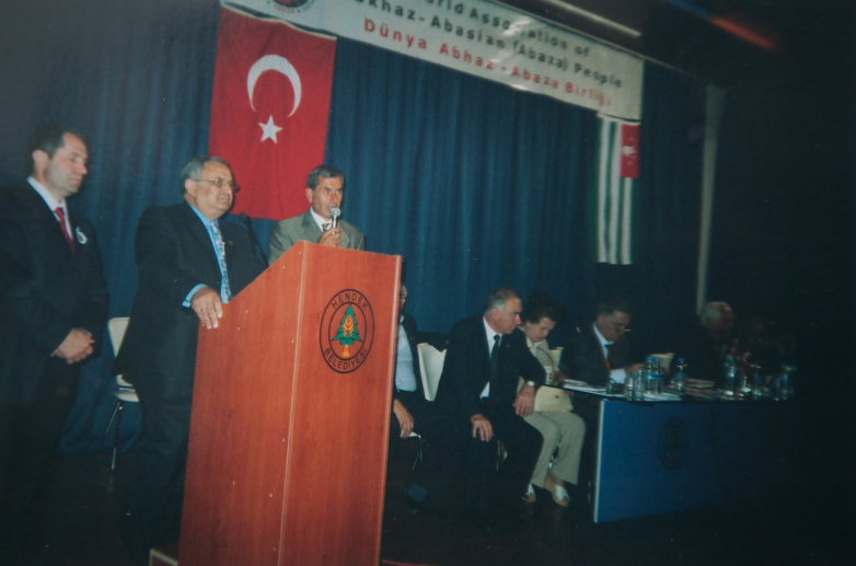 في اجتماع اللجنة التنفيذية للرابطة الدولية للشعب الأبخازي-الابازيني. في الصورة: الثاني من اليسار غينادي ألاميا
