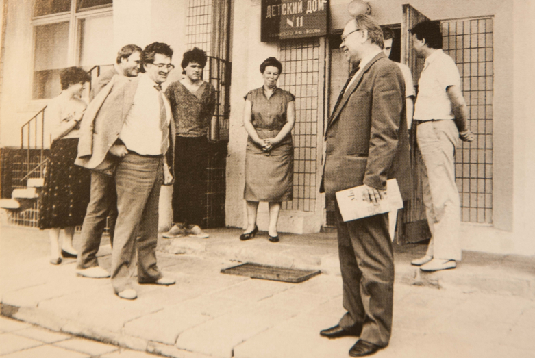 Sovyetler Birliği Komünist Partisi Merkez Komitesi Sosyal Bilimler Akademisi Rektörü Rudolf Yanovskiy ve parti sekreteri Taras Şamba Moskova Çocuk Merkezi çalışanları ile birlikte, Moskova, 1987 yılı