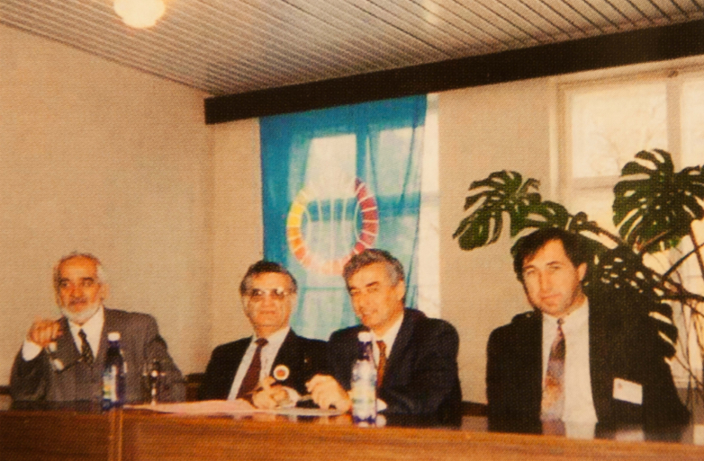Temsilcisi Olmayan Milletler ve Halklar Teşkilatı Toplantısı (BM). Fotoğraftakiler soldan sağa: Viktor Abaza, Taras Şamba, A.Ohtov, Muraddin Urçuk, Tallin, Estonya