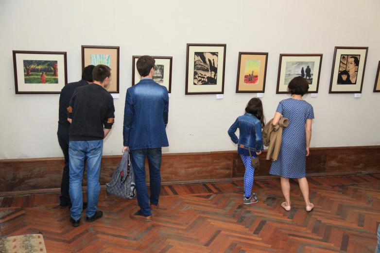 Varvara Bubnova’nın sanat sergisinde, Mayıs 2016, Suhum. Arşiv fotoğrafı