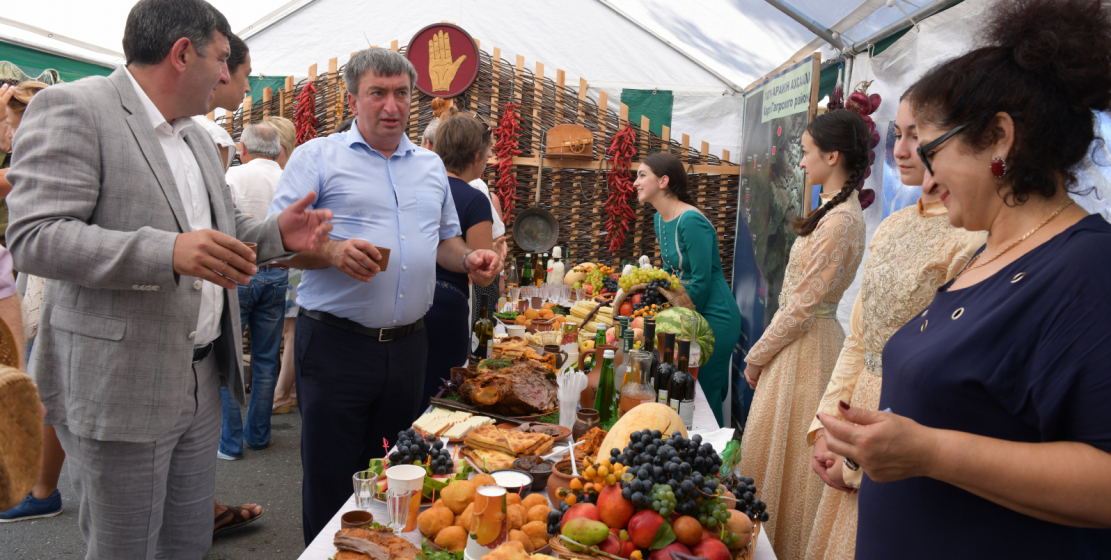 Sergey Bagapş meydanında ülkenin tüm bölgelerinden temsilciler kendi ürettikleri tarım ürünlerini sergilediler